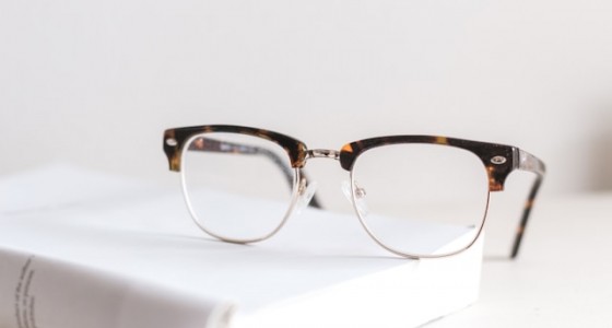 Blue Light Glasses vs. Screen Protectors: Which is Better for Eye Health?