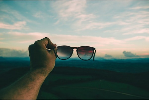 Summer Sunglasses Trends: What's In and What's Out for 2023 Summer Sunglasses Trends: What's In and What's Out for 2023