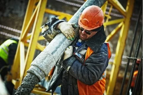 Tradie in NZ wearing polarised sunglasses on the job