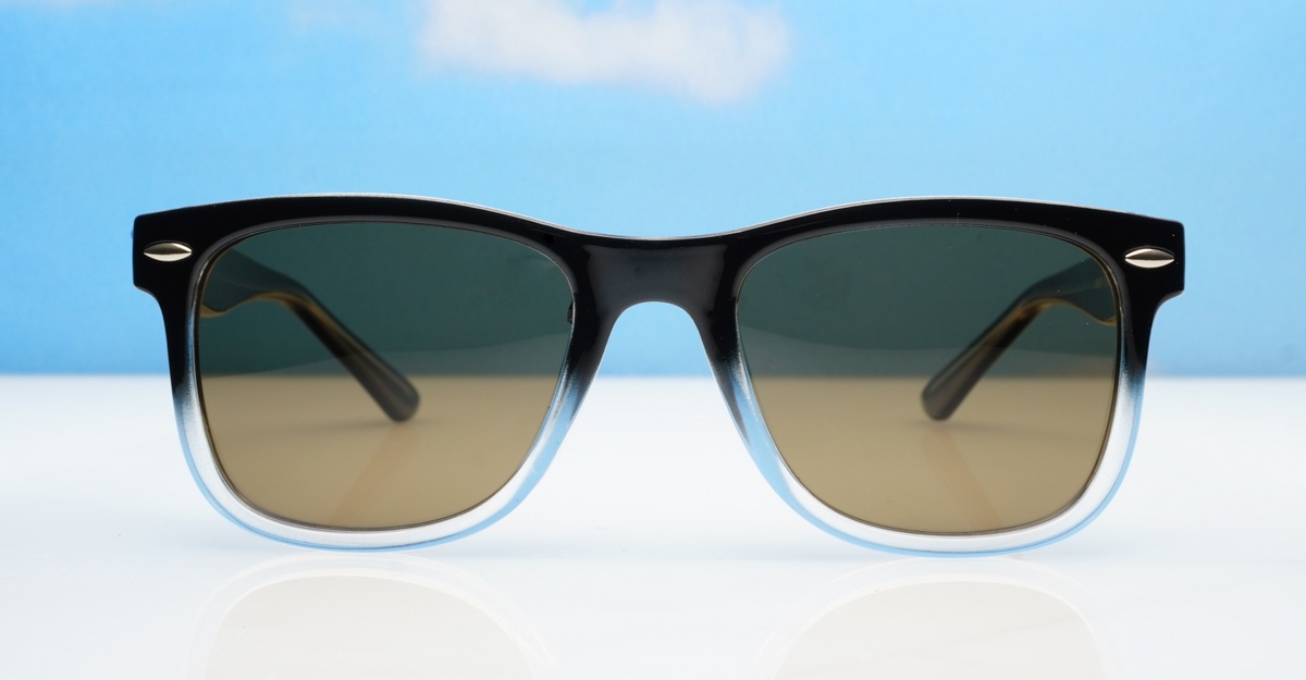 Maui Black wayfarer polarised sunglasses with black gradient frames superdark grey lenses and inner core wire temples