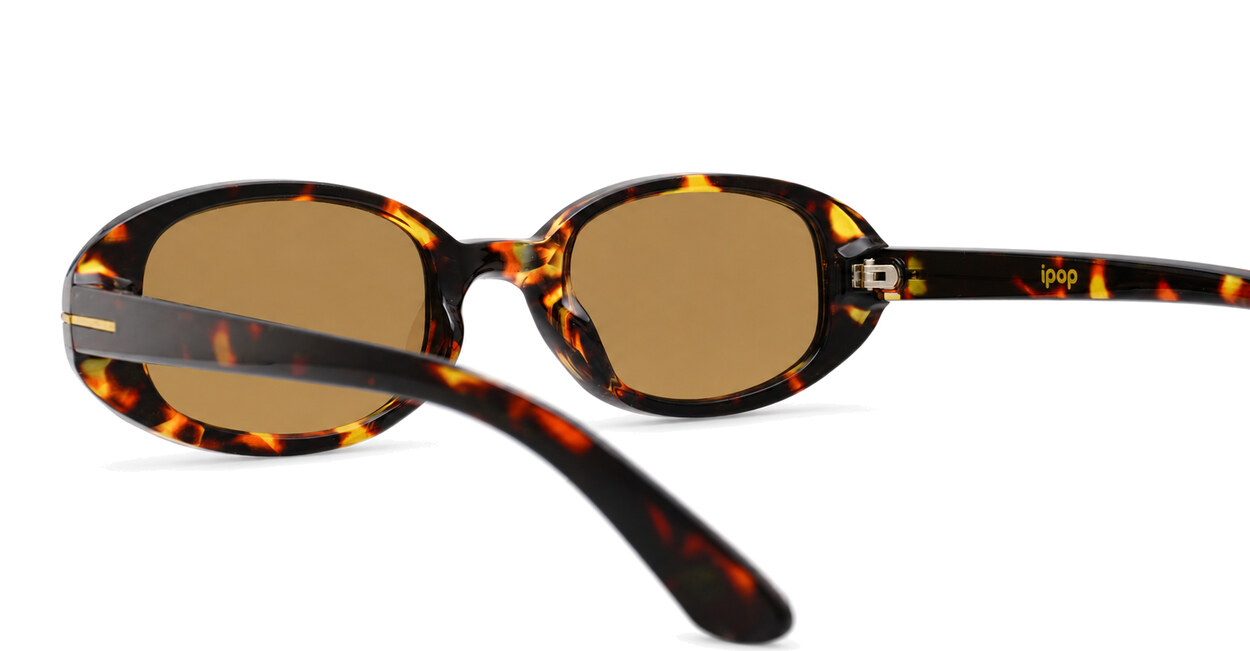 Vintage oval sunglasses with tortoise frame and gold detailing