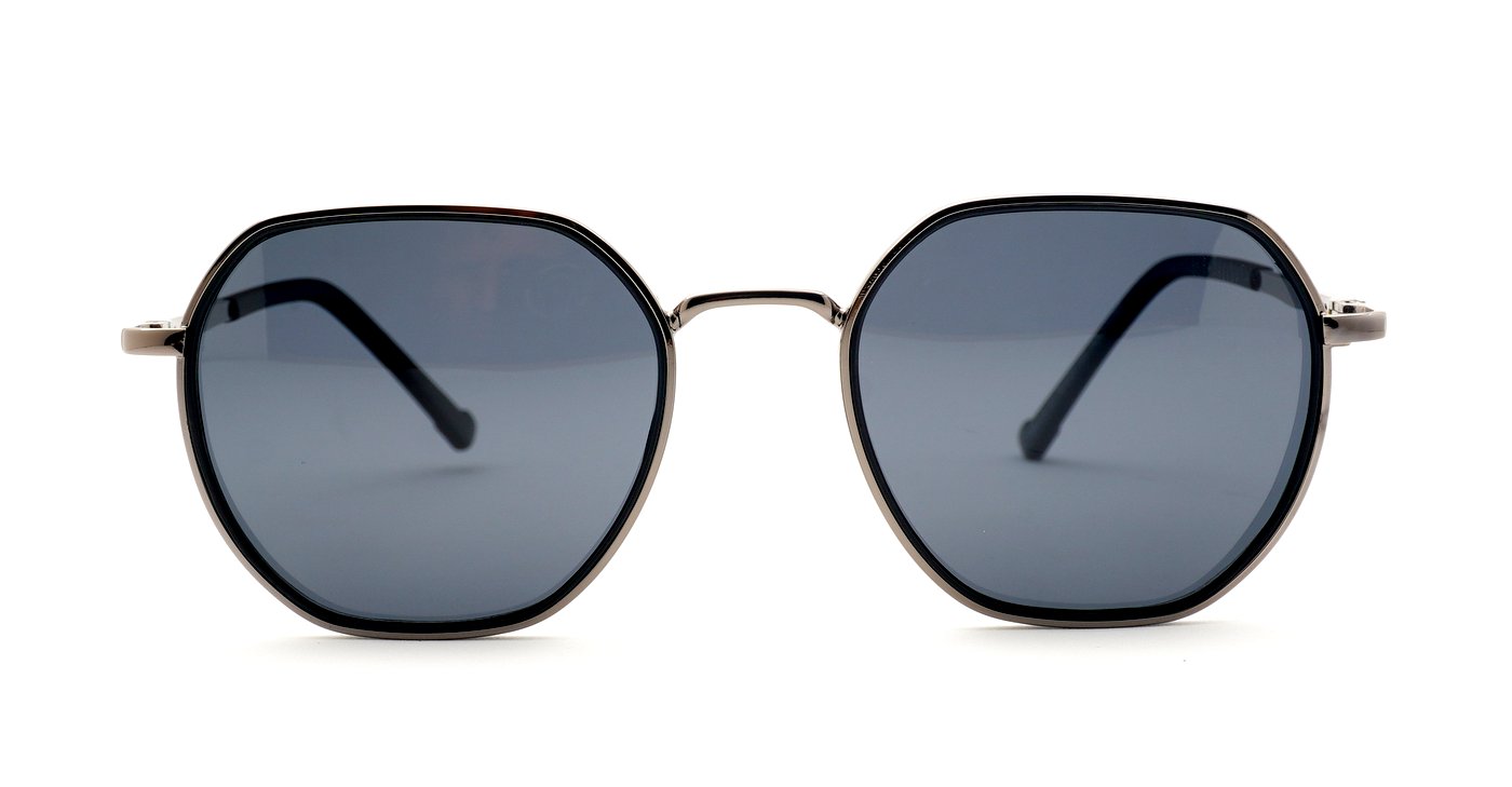 Vintage style metal frame polarised sunglasses